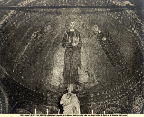 Alinari, Fratelli — Trieste - Cattedrale. Cappella di S. Giusto. Mosaico nella volta con Gesù Cristo, S. Giusto e S. Servasio. (XI secolo.) — insieme
